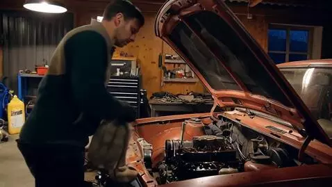 AI Video from prompt: мужчина закрывает капот