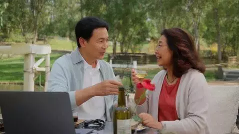 AI Video from prompt: Gulxan oldida xafa boʻlib oʻtirgan yigit olov yo