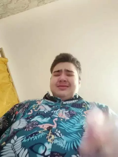 AI Video from prompt: человек на видео показывает средний палец а пото