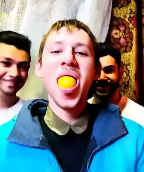 AI Video from prompt: 4 мужчины с радужными флажками встают позади нег