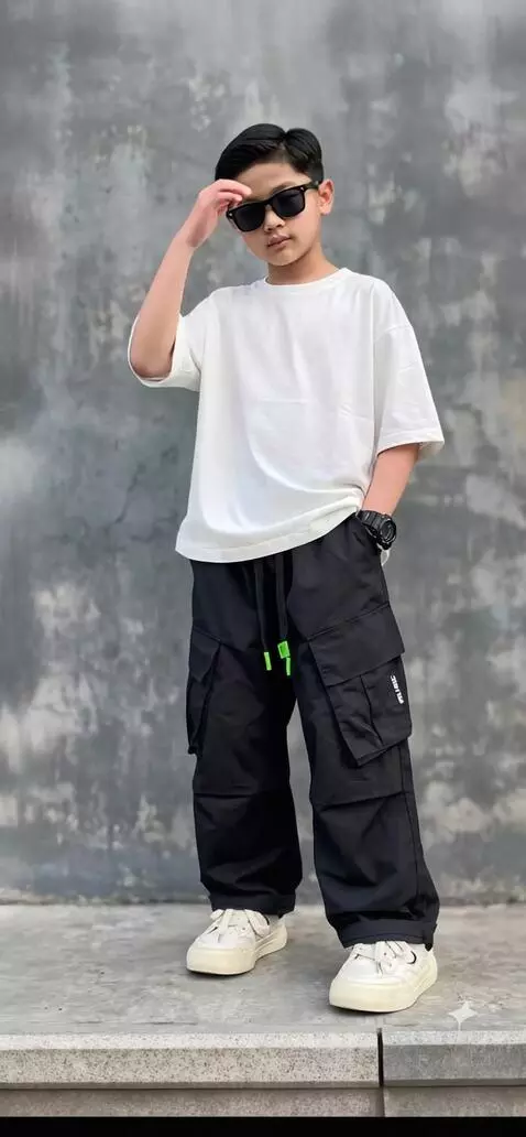 AI Video from prompt: Anak laki-laki tersebut merapikan rambutnya lalu