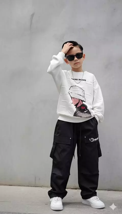 AI Video from prompt: Anak laki-laki merapikan rambutnya kemudian meny