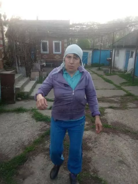 AI Video from prompt: зрелая женщина в голубую кофточку и в черных лос