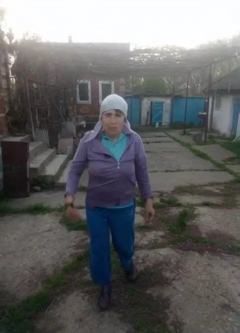 AI Video from prompt: зрелая женщина в голубую кофточку и в мини юбке 