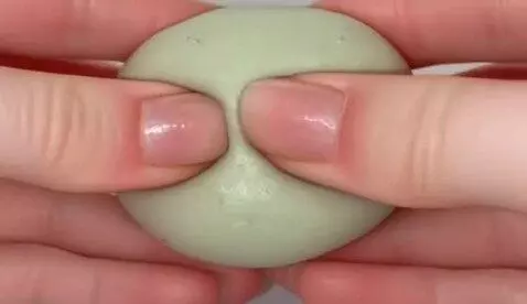 AI Video from prompt: тетя 48 лет с большой грудью в отеле изображает 