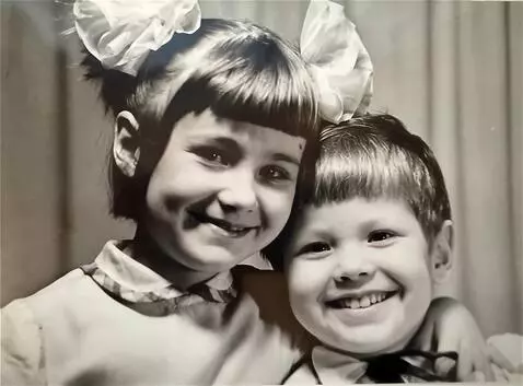 AI Video from prompt: улыбаются и обнимают друг друга