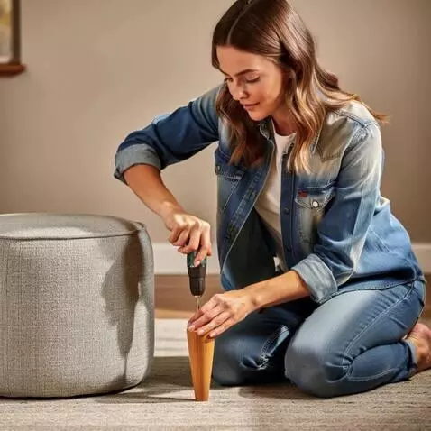 AI Video from prompt: Это девушка прикручивает деревянную ножку шурупо