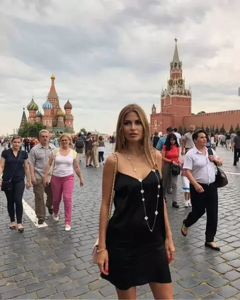 AI Video from prompt: Suddenly, all the people in the background of th