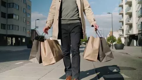 AI Video from prompt: мужчина тащит мешки в руках и идет с ними по ули