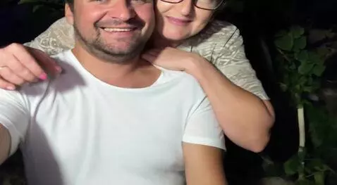 AI Video from prompt: ona wstaje jest upał białe majtki obcierają i pr