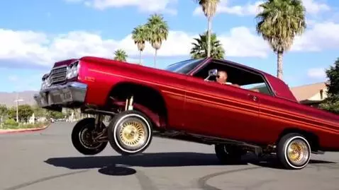 AI Video from prompt: американский лоурайдер красивый прыгает,для виде