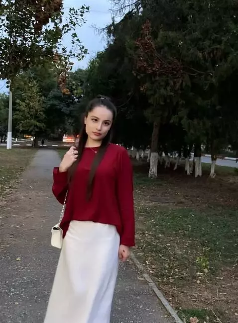 AI Video from prompt: Она виляет попой на камеру и делает похотливый в