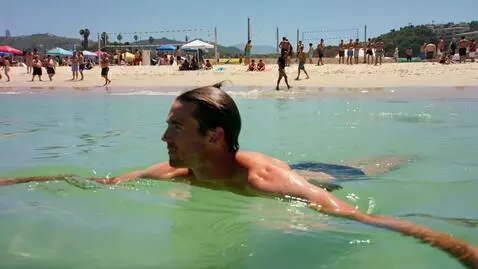 AI Video from prompt: мужчина купается на пляже где много людей