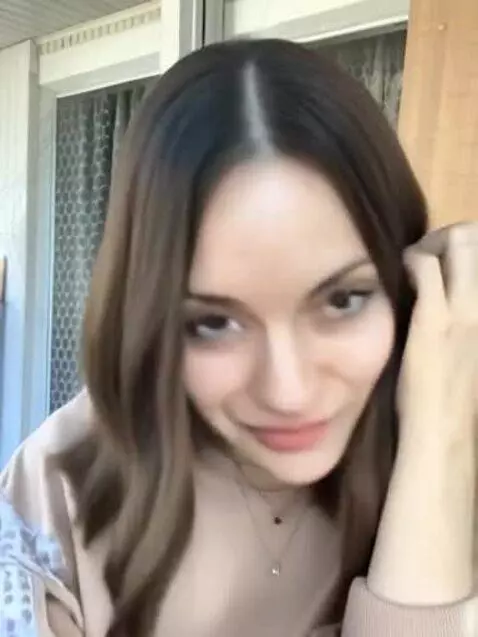 AI Video from prompt: Воздушный поцелуй