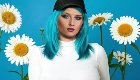 AI Video from prompt: Позирует идёт по саду