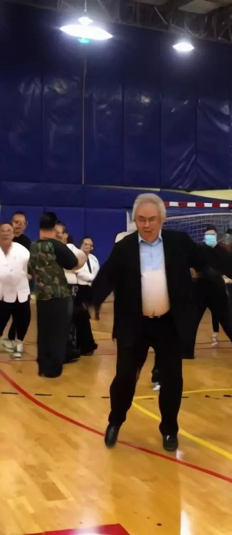 AI Video from prompt: The man in the photo should start dancing a poli