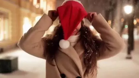 AI Video from prompt: Идет снег ,  девушка берет новогоднюю шапку одев