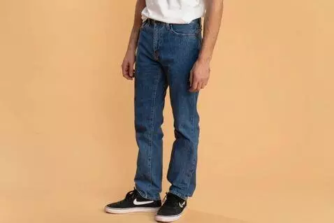 AI Video from prompt: Парень стоит в центре кадра. Камера плавно враща