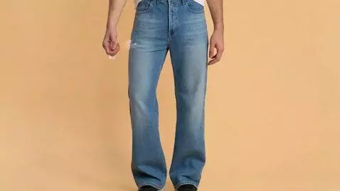 AI Video from prompt: Парень щёлкает пальцами — мгновенная смена джинс