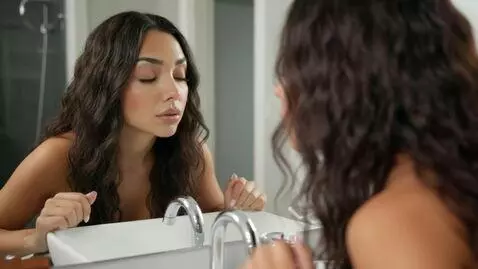 AI Video from prompt: Laura love is looking in the mirror s Solemnly, 