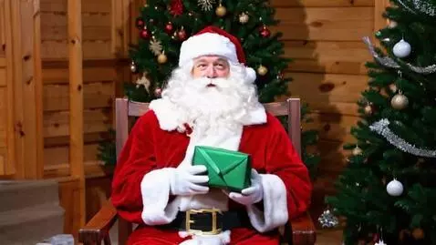 AI Video from prompt: Санта сидит на фоне елки в большом кресле в дере