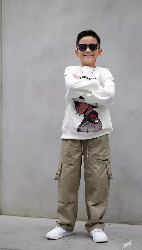 AI Video from prompt: Anak laki-laki tersebut menyilangkan tangan di d