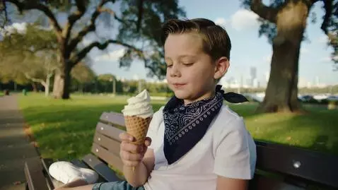 AI Video from prompt: Menino tomando soverte, ele olha ora câmera e fa