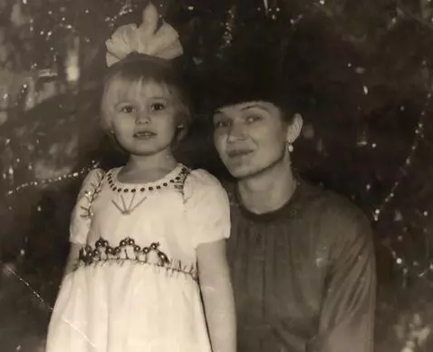 AI Video from prompt: The woman looked at the girl without turning her