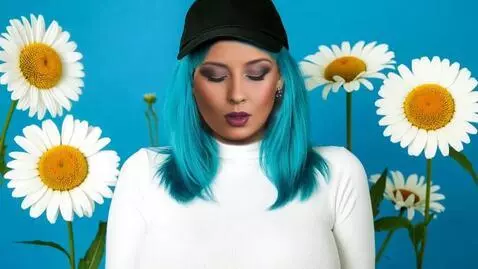 AI Video from prompt: идет вперед. фас, приближение