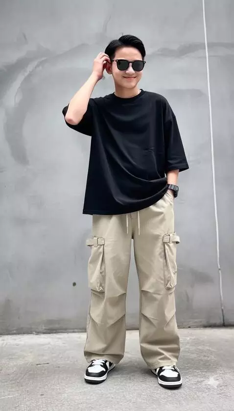 AI Video from prompt: Anak laki-laki tersebut merapikan rambutnya deng