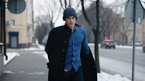 AI Video from prompt: Молодая мужчина погулял на улице пешком в городе