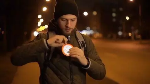 AI Video from prompt: Пешеход останавливается, достаёт из кармана небо