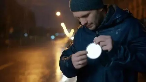 AI Video from prompt: Пешеход в темный дождливый вечер останавливается