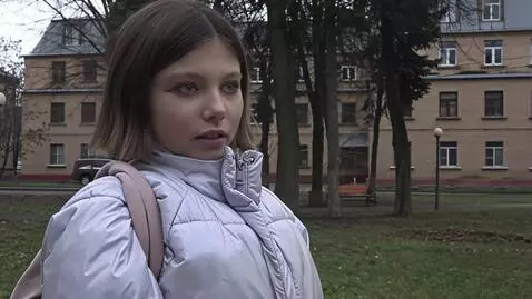 AI Video from prompt: Позирует приближение лица крупным планом