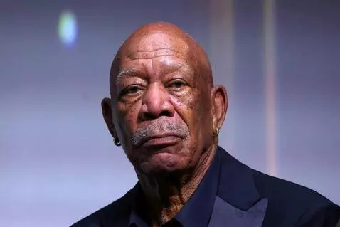 AI Video from prompt: просто стоит на месте как обычный нормальный чел