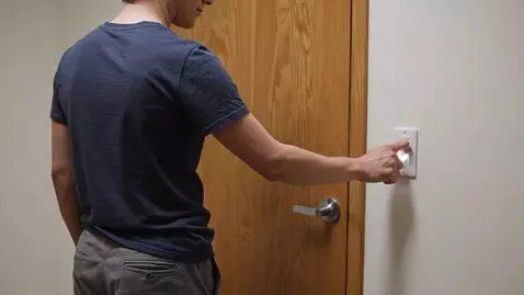 AI Video from prompt: Видео как человек выключает свет и выходит из ко