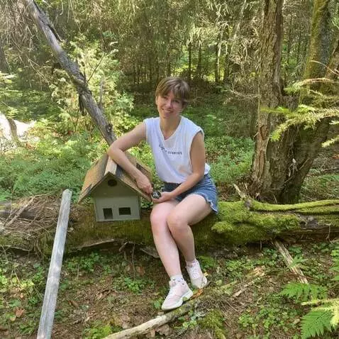 AI Video from prompt: Animate this photo: the character slowly turns t