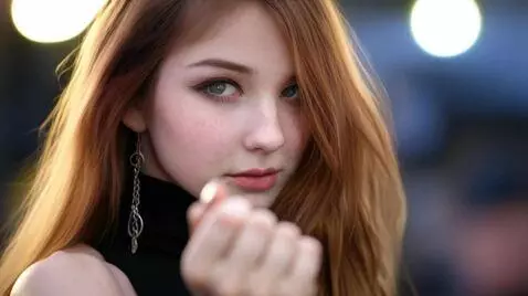 AI Video from prompt: A pretty 25-year-old woman with a beautiful phys