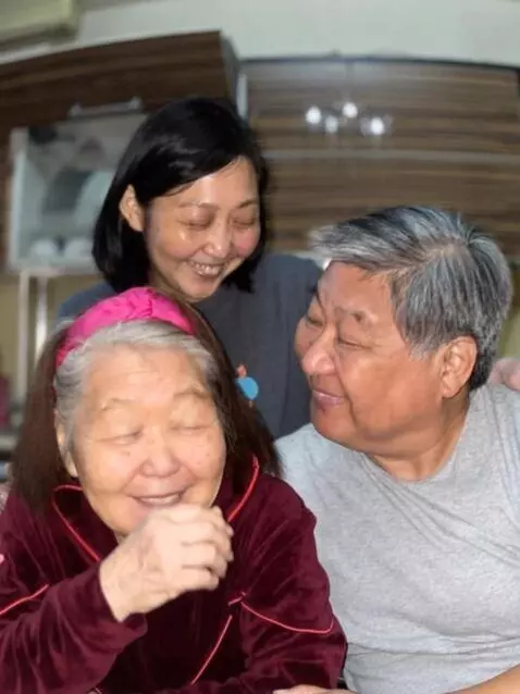 AI Video from prompt: Happy mother’s m with daughter and sun