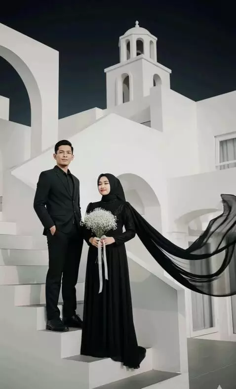 AI Video from prompt: make a video of this picture with the scarf blow