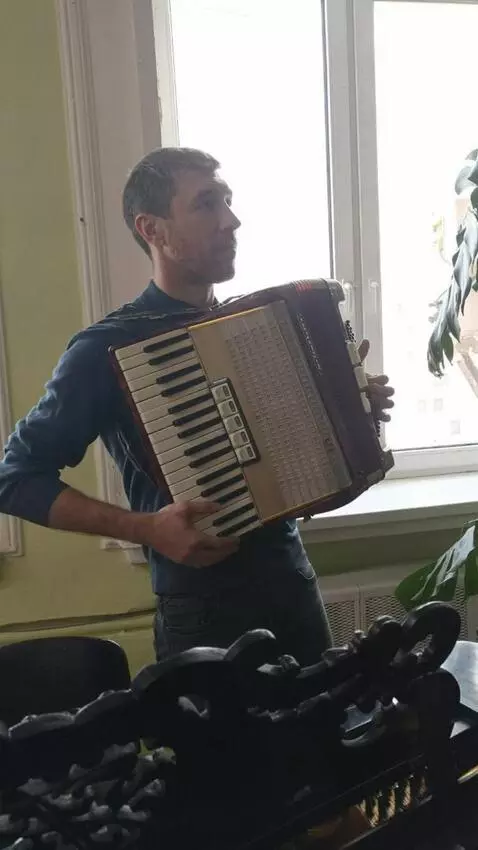 AI Video from prompt: The man in the photo is playing the accordion