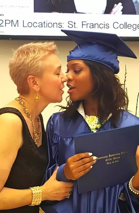 AI Video from prompt: The couple in the photo shares a deep and passio