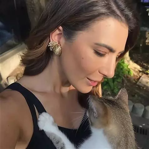 AI Video from prompt: Kiss a kitty