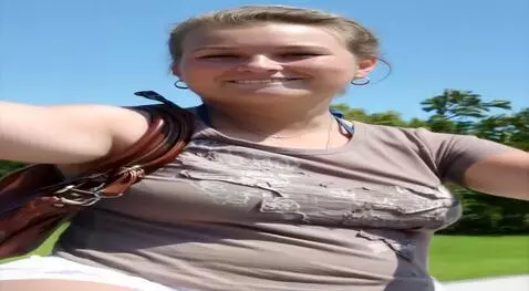 AI Video from prompt: Bikini clothes and bedroom and twerk