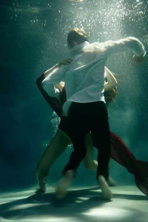 AI Video from prompt: A guy and a girl dance a tango underwater, raisi