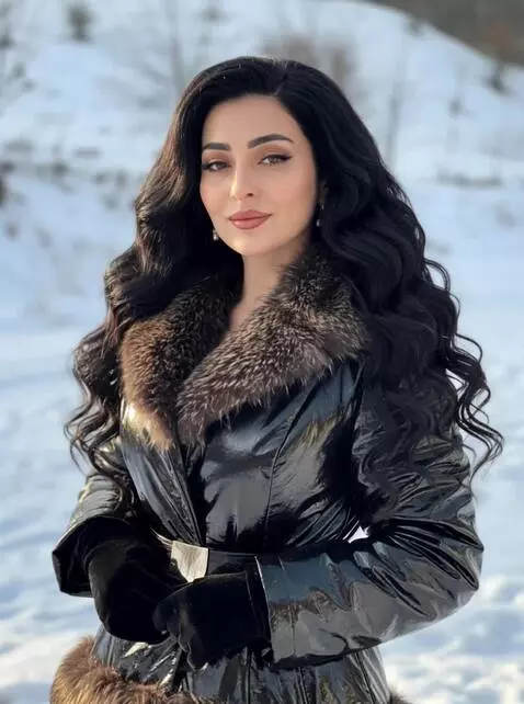 AI Video from prompt: The camera zooms in , the girl looks at the came