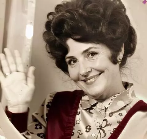 AI Video from prompt: Make the lovely video of this old nostalgic phot