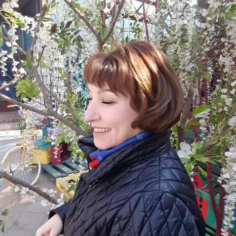 AI Video from prompt: The woman with the bouquet turned her back to th