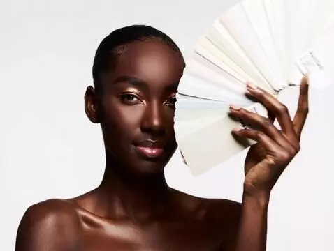 AI Video from prompt: `Fashion video. A model quickly opens and closes