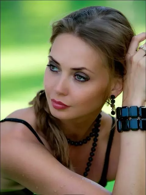 AI Video from prompt: Using the uploaded photo as an accurate referenc